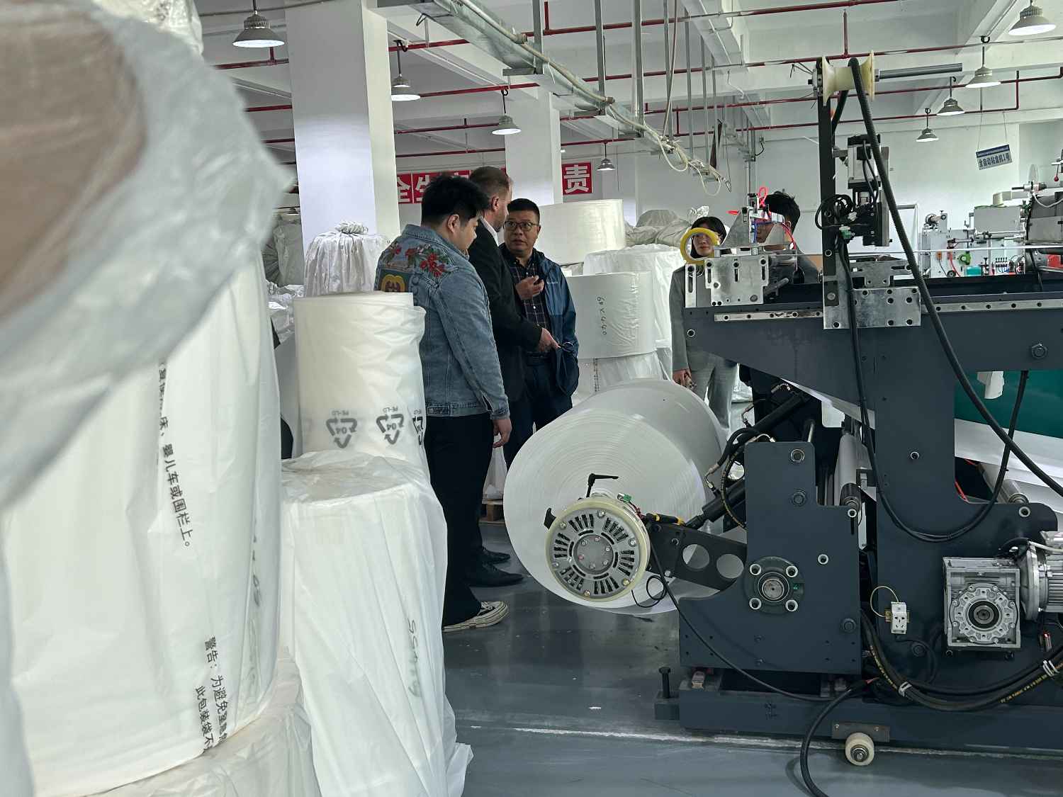 國際合作伙伴深度考察，共謀發(fā)展 —— 外國客戶訪問久信達科技生產(chǎn)車間(圖4)